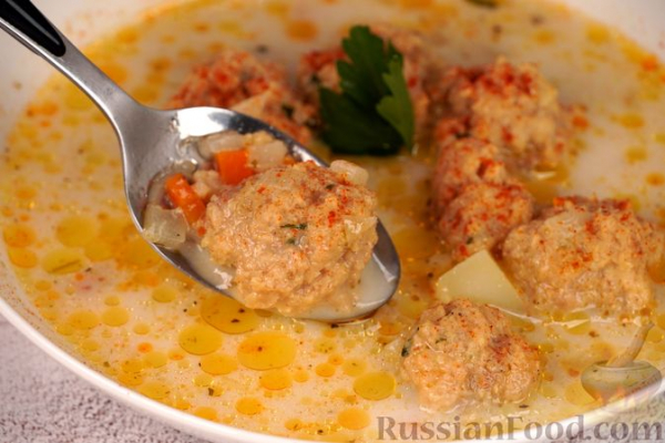 Суп с рыбными клецками и сливками