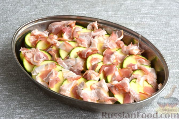Молодая картошка, запечённая с кабачками и беконом