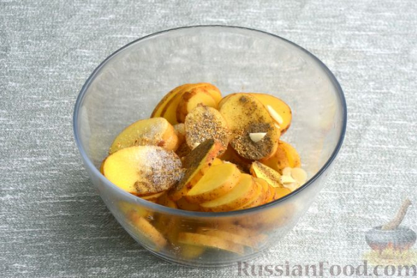 Молодая картошка, запечённая с кабачками и беконом