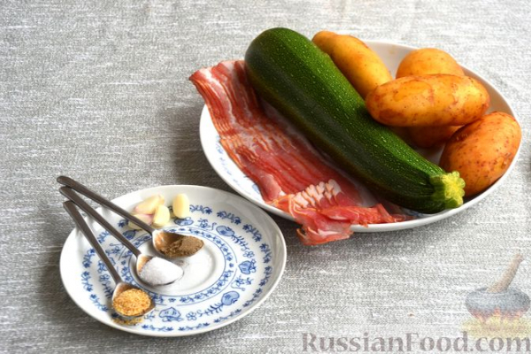Молодая картошка, запечённая с кабачками и беконом