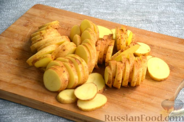 Молодая картошка, запечённая с кабачками и беконом