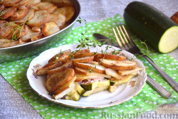 Молодая картошка, запечённая с кабачками и беконом