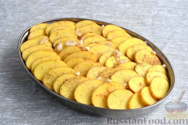 Молодая картошка, запечённая с кабачками и беконом