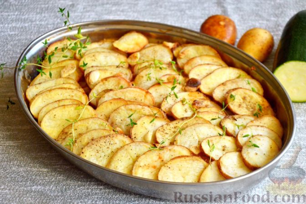 Молодая картошка, запечённая с кабачками и беконом