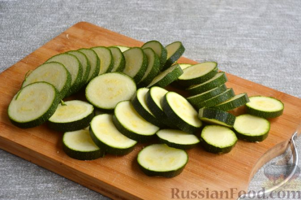 Молодая картошка, запечённая с кабачками и беконом