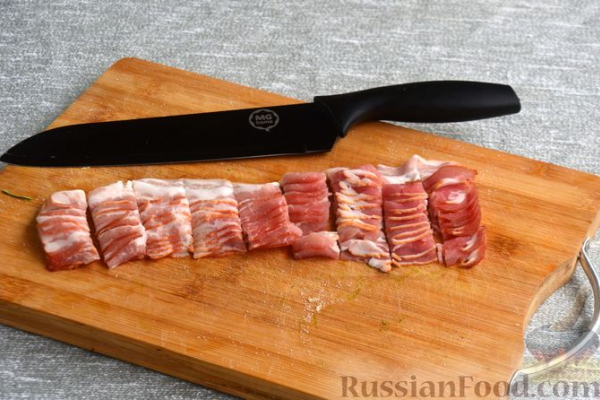 Молодая картошка, запечённая с кабачками и беконом