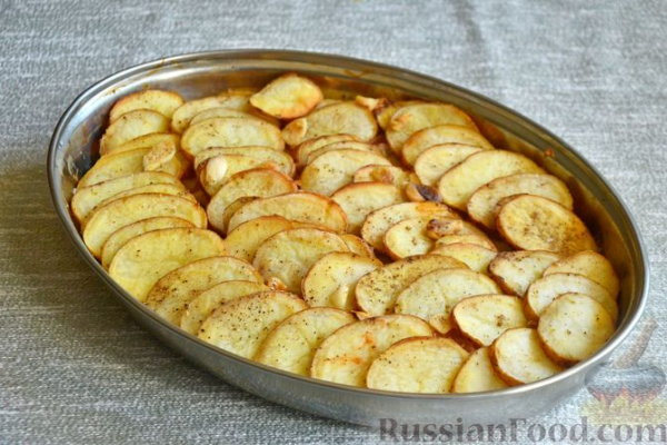 Молодая картошка, запечённая с кабачками и беконом