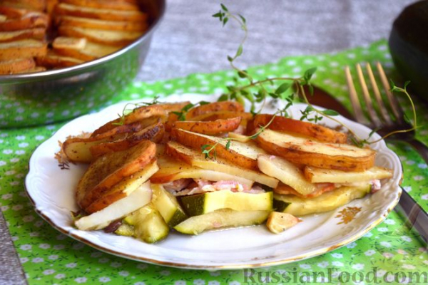 Молодая картошка, запечённая с кабачками и беконом