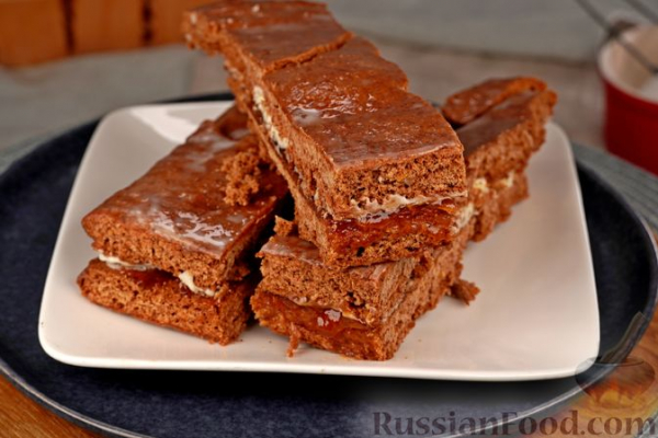 Коврижка с повидлом, масляным кремом и сахарной глазурью