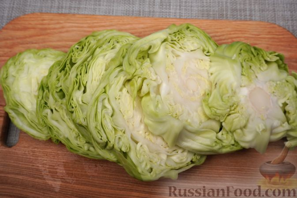 Молодая капуста, запечённая с фаршем, помидорами и сыром