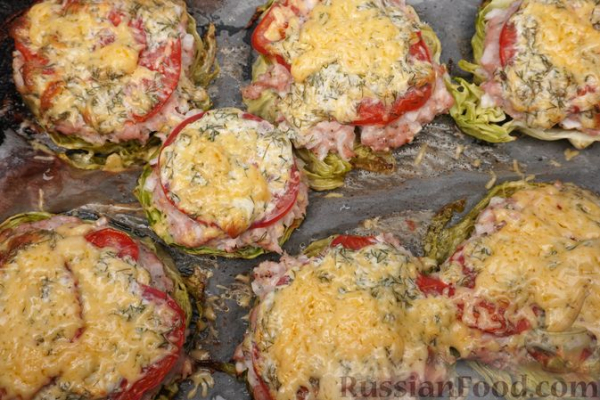 Молодая капуста, запечённая с фаршем, помидорами и сыром