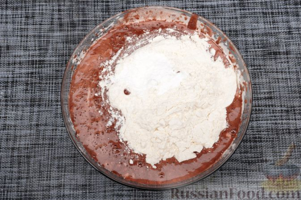 Шоколадные маффины с клубникой