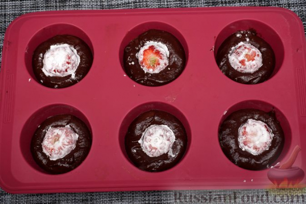 Шоколадные маффины с клубникой