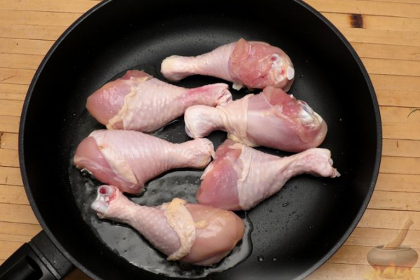 Курица, тушенная с овощами и смородиной
