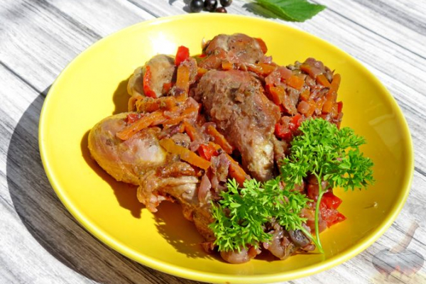 Курица, тушенная с овощами и смородиной