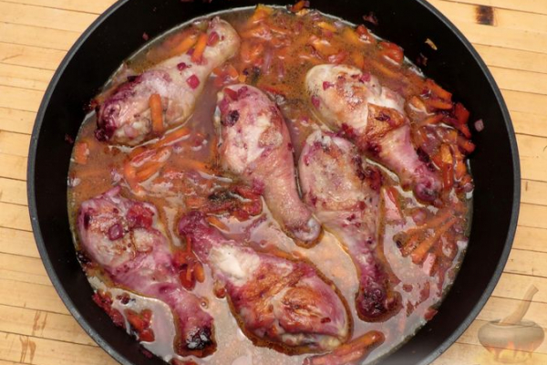 Курица, тушенная с овощами и смородиной