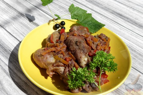 Курица, тушенная с овощами и смородиной