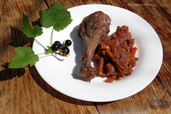 Курица, тушенная с овощами и смородиной