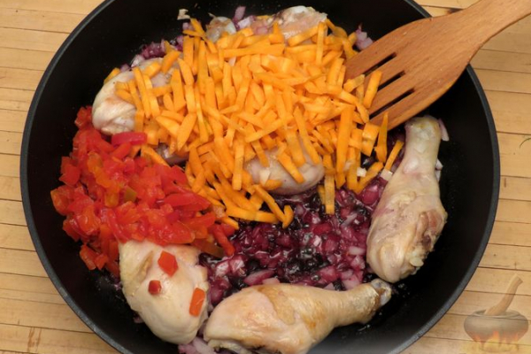 Курица, тушенная с овощами и смородиной