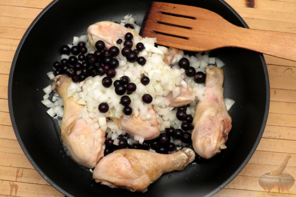 Курица, тушенная с овощами и смородиной