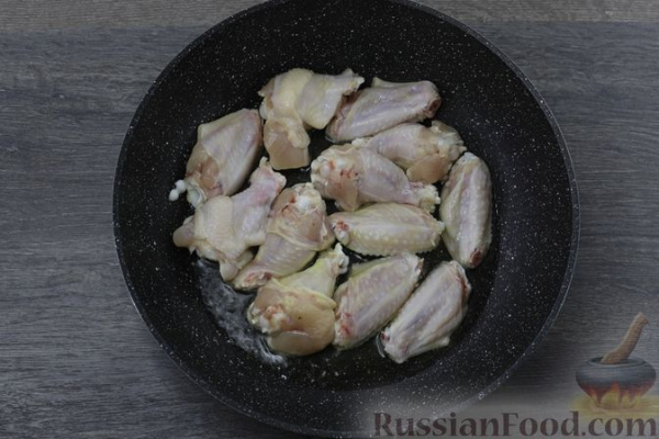 Жареные куриные крылышки в соево-томатном соусе