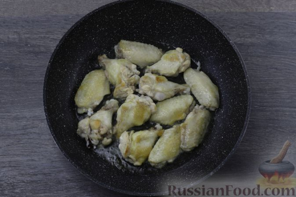Жареные куриные крылышки в соево-томатном соусе