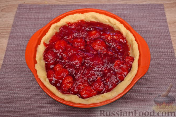 Тёртый песочный пирог с клубничным конфитюром