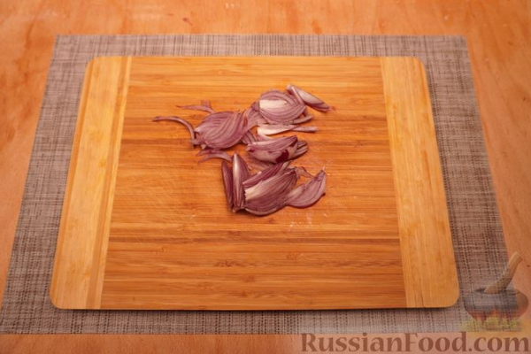 Салат с копчёной колбасой, кукурузой, горошком и солёными огурцами