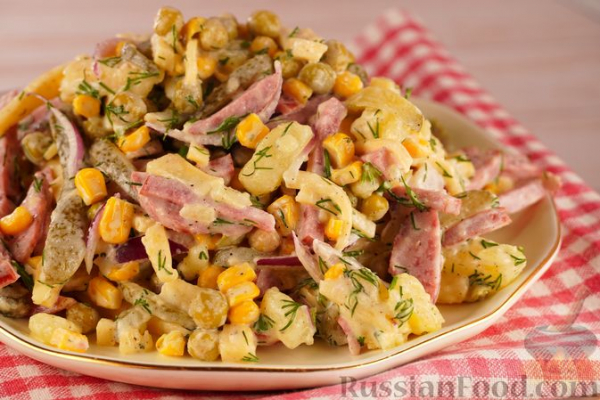 Салат с копчёной колбасой, кукурузой, горошком и солёными огурцами