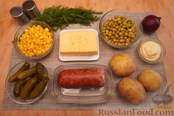 Салат с копчёной колбасой, кукурузой, горошком и солёными огурцами