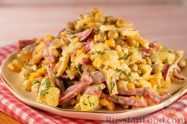 Салат с копчёной колбасой, кукурузой, горошком и солёными огурцами