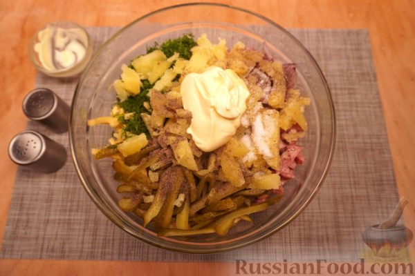 Салат с копчёной колбасой, кукурузой, горошком и солёными огурцами