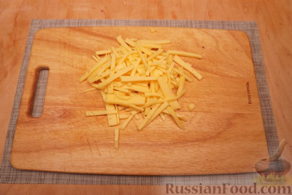 Салат с копчёной колбасой, кукурузой, горошком и солёными огурцами