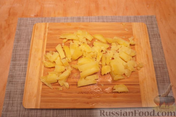 Салат с копчёной колбасой, кукурузой, горошком и солёными огурцами