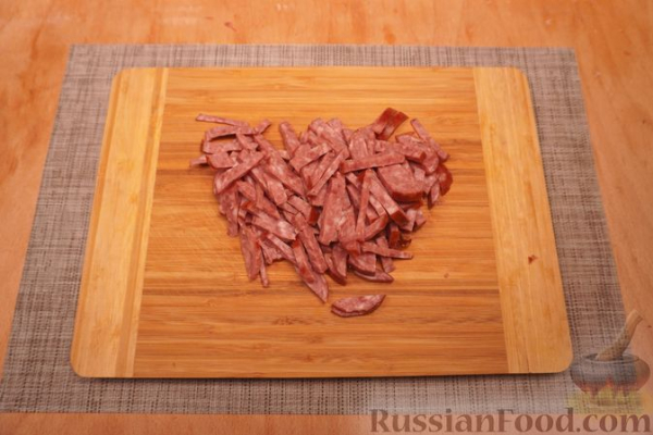 Салат с копчёной колбасой, кукурузой, горошком и солёными огурцами