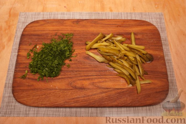 Салат с копчёной колбасой, кукурузой, горошком и солёными огурцами