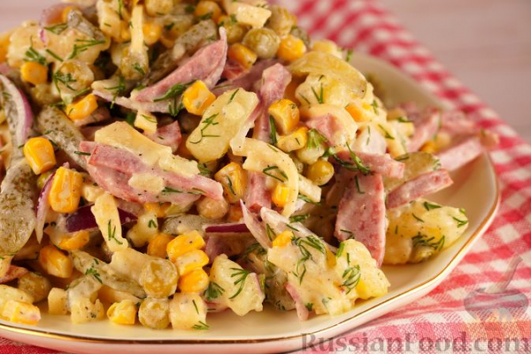 Салат с копчёной колбасой, кукурузой, горошком и солёными огурцами
