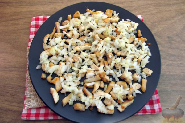 Праздничный салат "Змейка" с огурцами, курицей и яблоком