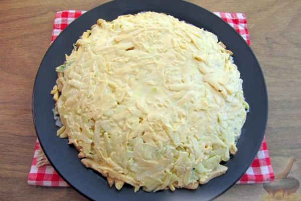Праздничный салат "Змейка" с огурцами, курицей и яблоком