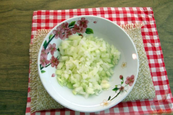 Праздничный салат "Змейка" с огурцами, курицей и яблоком