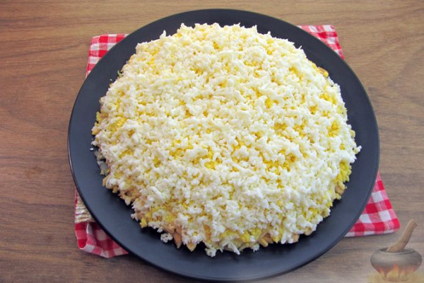Праздничный салат "Змейка" с огурцами, курицей и яблоком