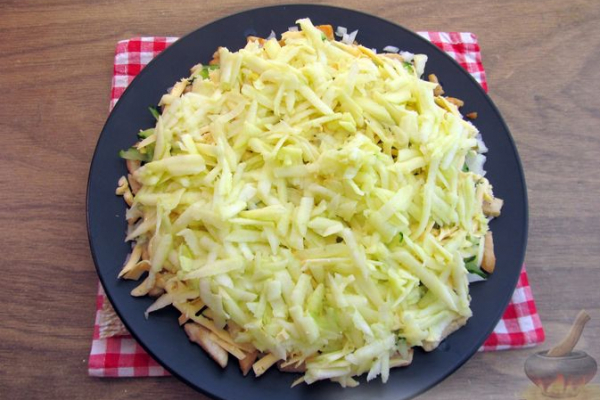 Праздничный салат "Змейка" с огурцами, курицей и яблоком