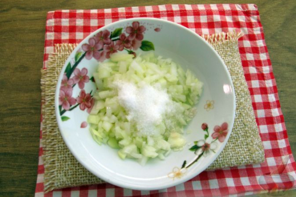 Праздничный салат "Змейка" с огурцами, курицей и яблоком
