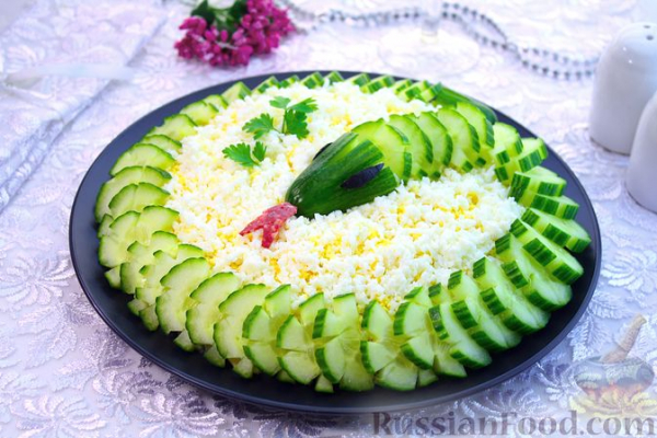 Праздничный салат "Змейка" с огурцами, курицей и яблоком