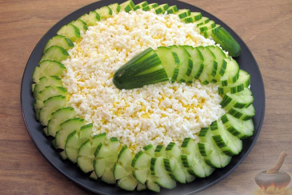 Праздничный салат "Змейка" с огурцами, курицей и яблоком