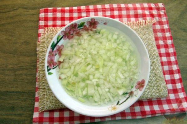 Праздничный салат "Змейка" с огурцами, курицей и яблоком