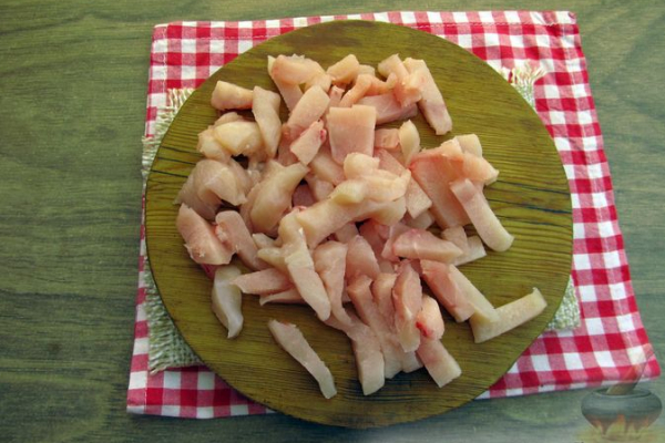 Праздничный салат "Змейка" с огурцами, курицей и яблоком