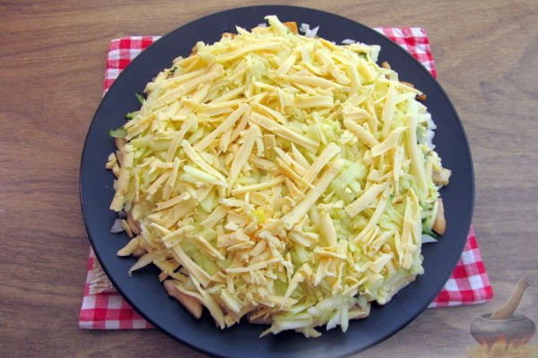Праздничный салат "Змейка" с огурцами, курицей и яблоком