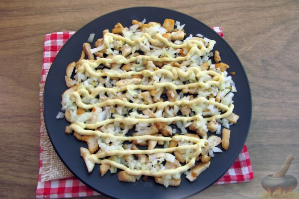 Праздничный салат "Змейка" с огурцами, курицей и яблоком