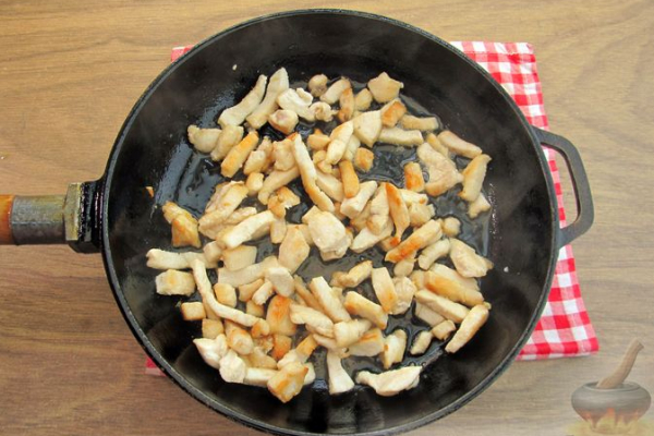 Праздничный салат "Змейка" с огурцами, курицей и яблоком